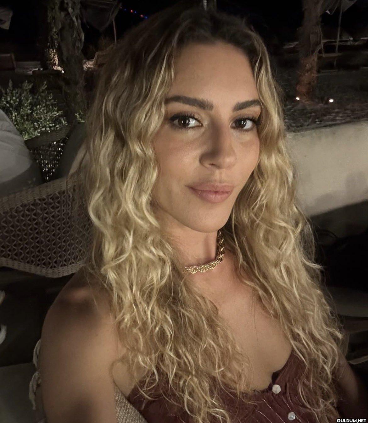Sinem Kobal, ailesiyle...