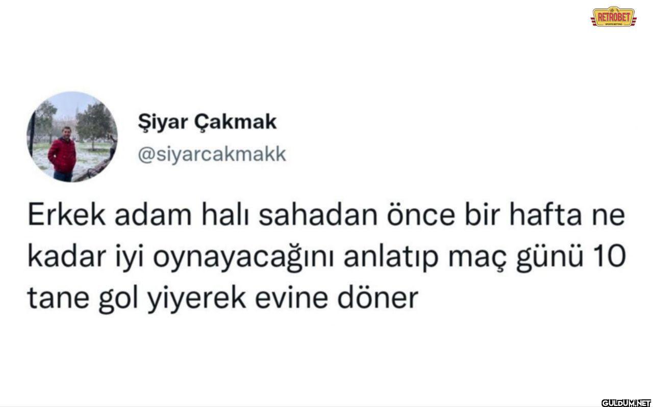 Erkek adam halı sahadan...