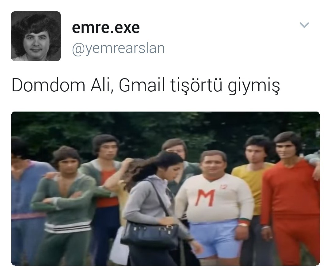Domdom Ali, Gmail tişörtü giymiş