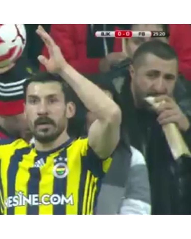 Maçta dürüm gömen güzel...