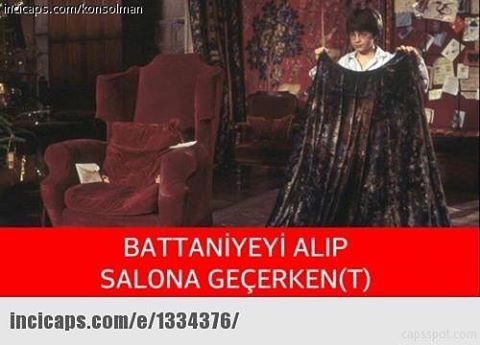 Battaniyeyi alıp salona geçerken
