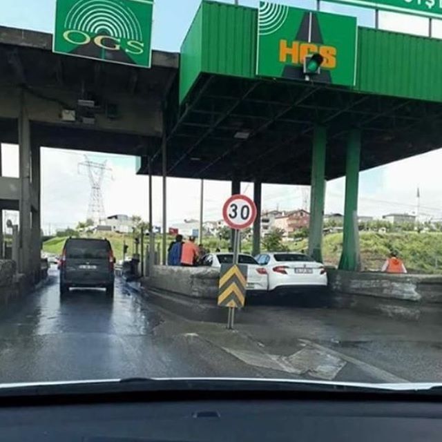hgs gişesinden aynı anda...