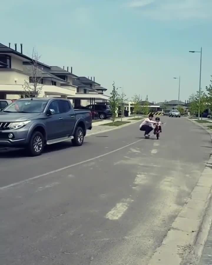 Çocuğuna tek teker üstünde gitmeyi öğreten Baba gibi baba