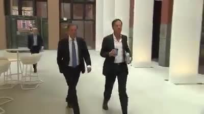 Hollanda başbakanının döktüğü kahveyi kendisinin temizlemesi üzerine yapılan bir mizah içeriği.