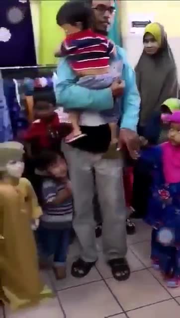 Çocuğunu mankenle karıştıran bir adamın durumu mizahi bir dille ifade ediliyor.