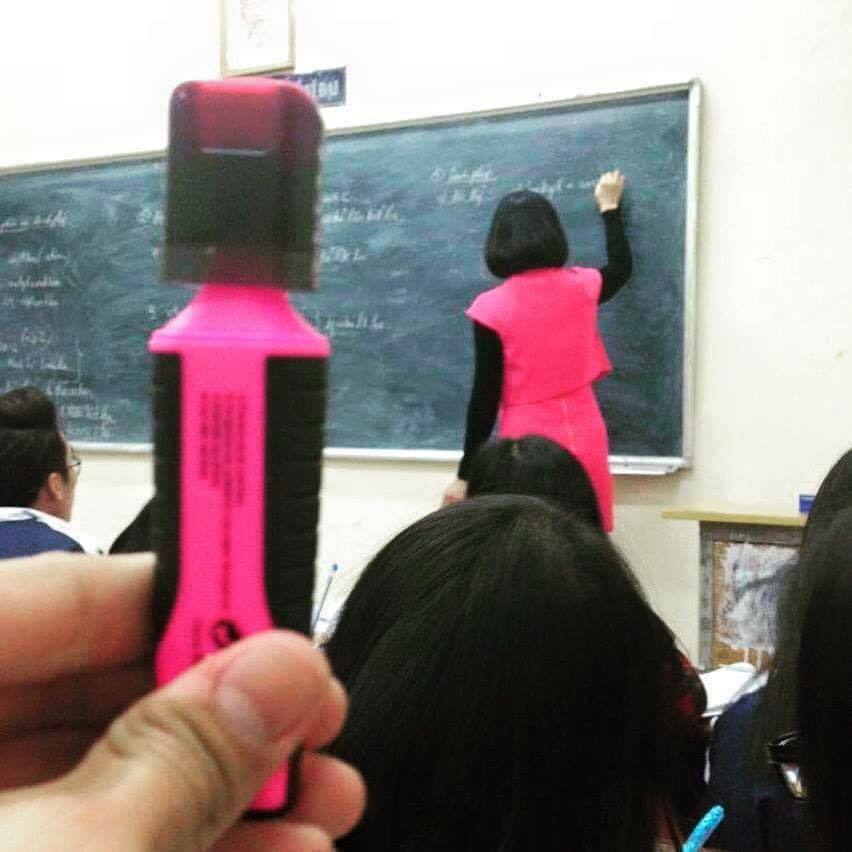 Gazlı kaleme benzeyen öğretmen.