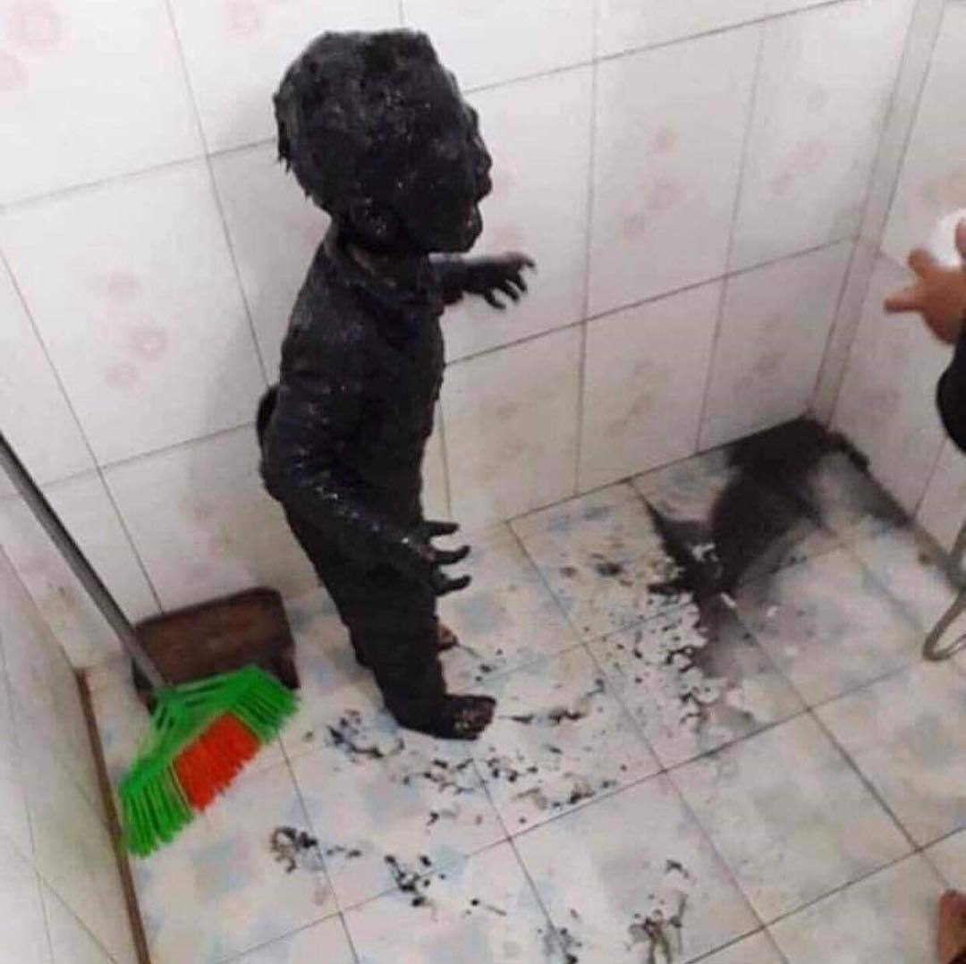 Venomu annesi banyo yaptırıyor.