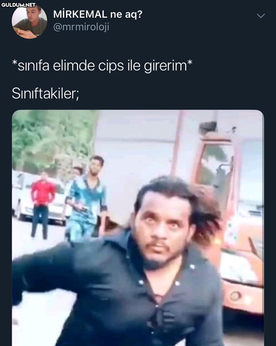 sinifa elimde cips ile...