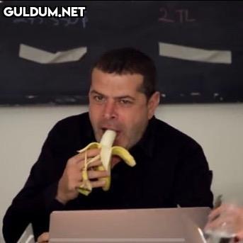 Cüneyt Özdemir muz yiyor.