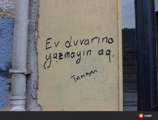 Harbiden ya.
Ev duvarına yazmayın.