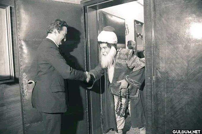 Yıl 1977. Bülent Ecevit o...