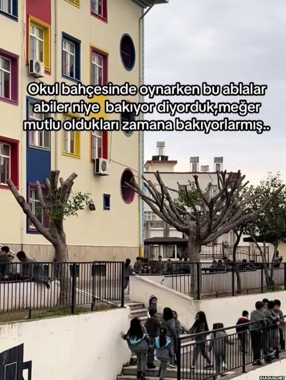 Okul bahçesinde oynarken...