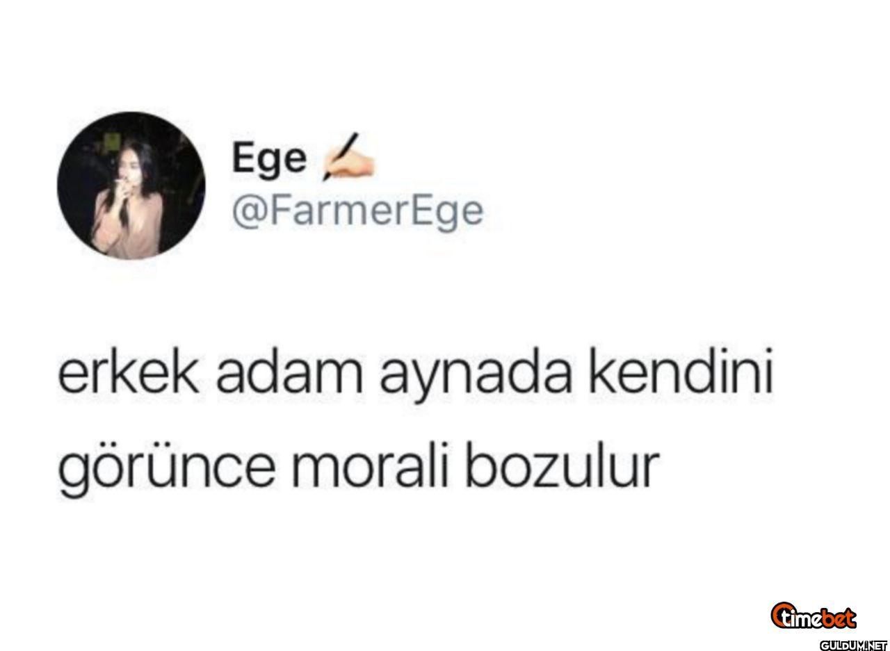 erkek adam aynada kendini...