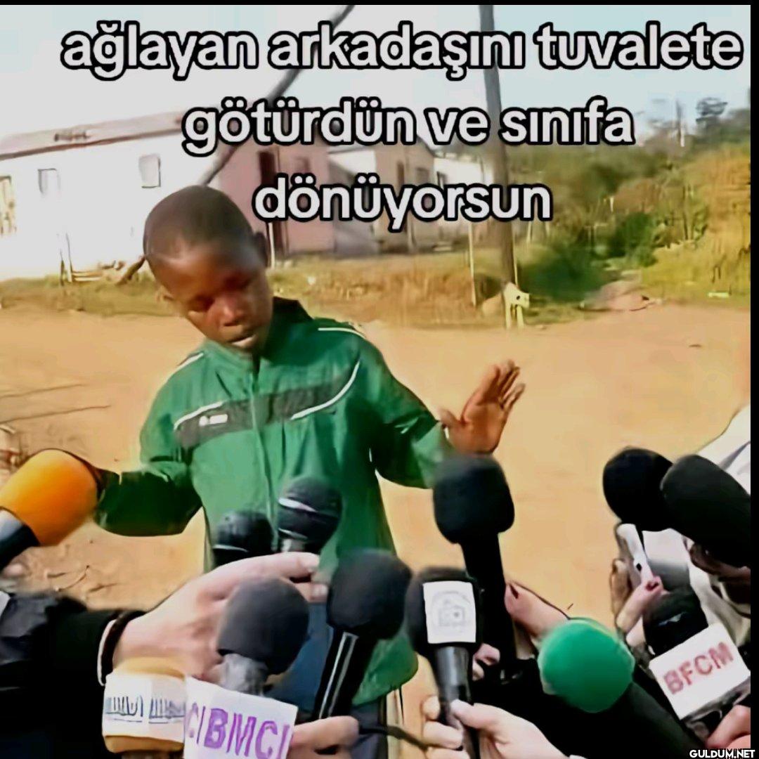 ağlayan arkadaşını...