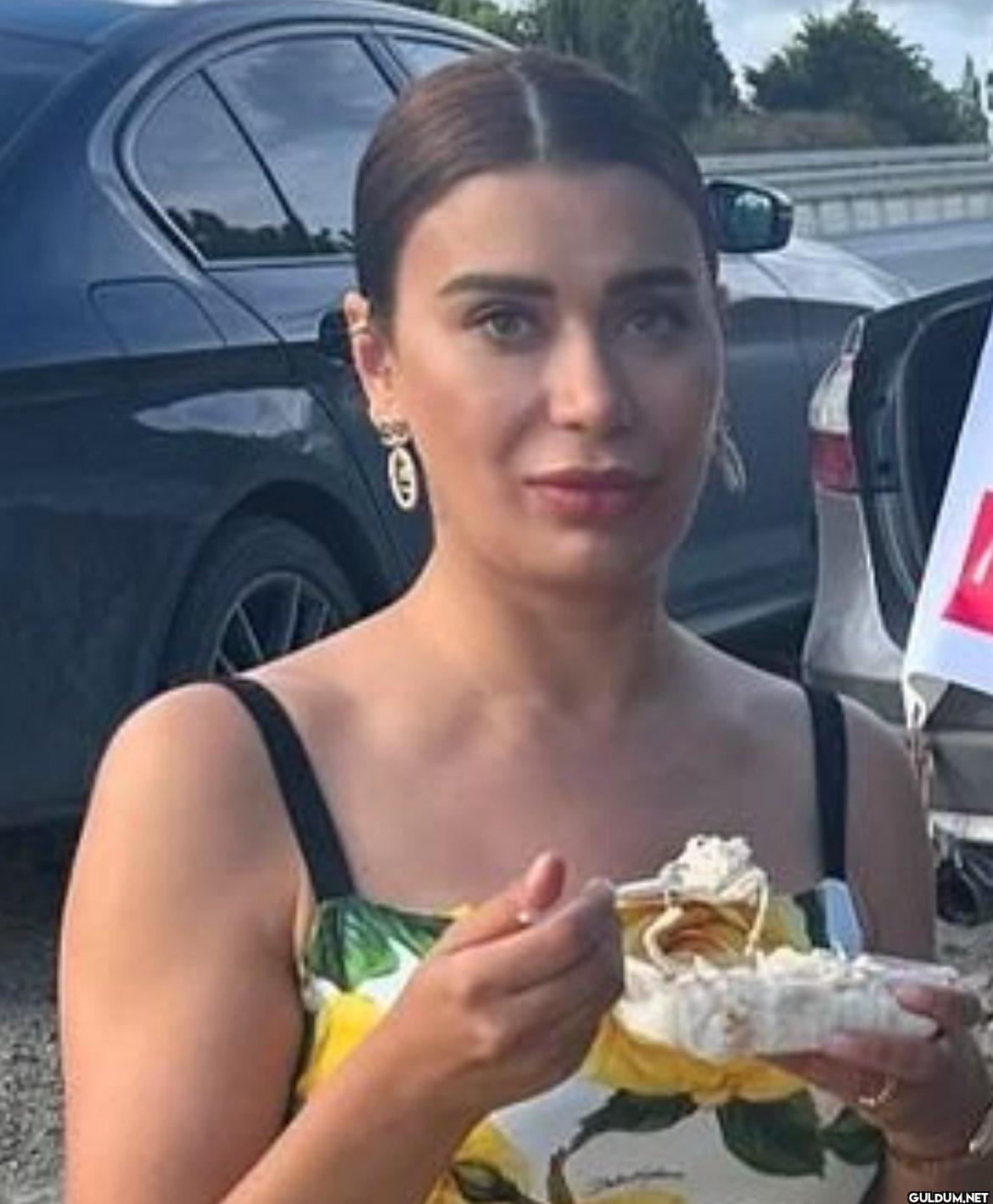 Yenge bu durumdan pek bi...