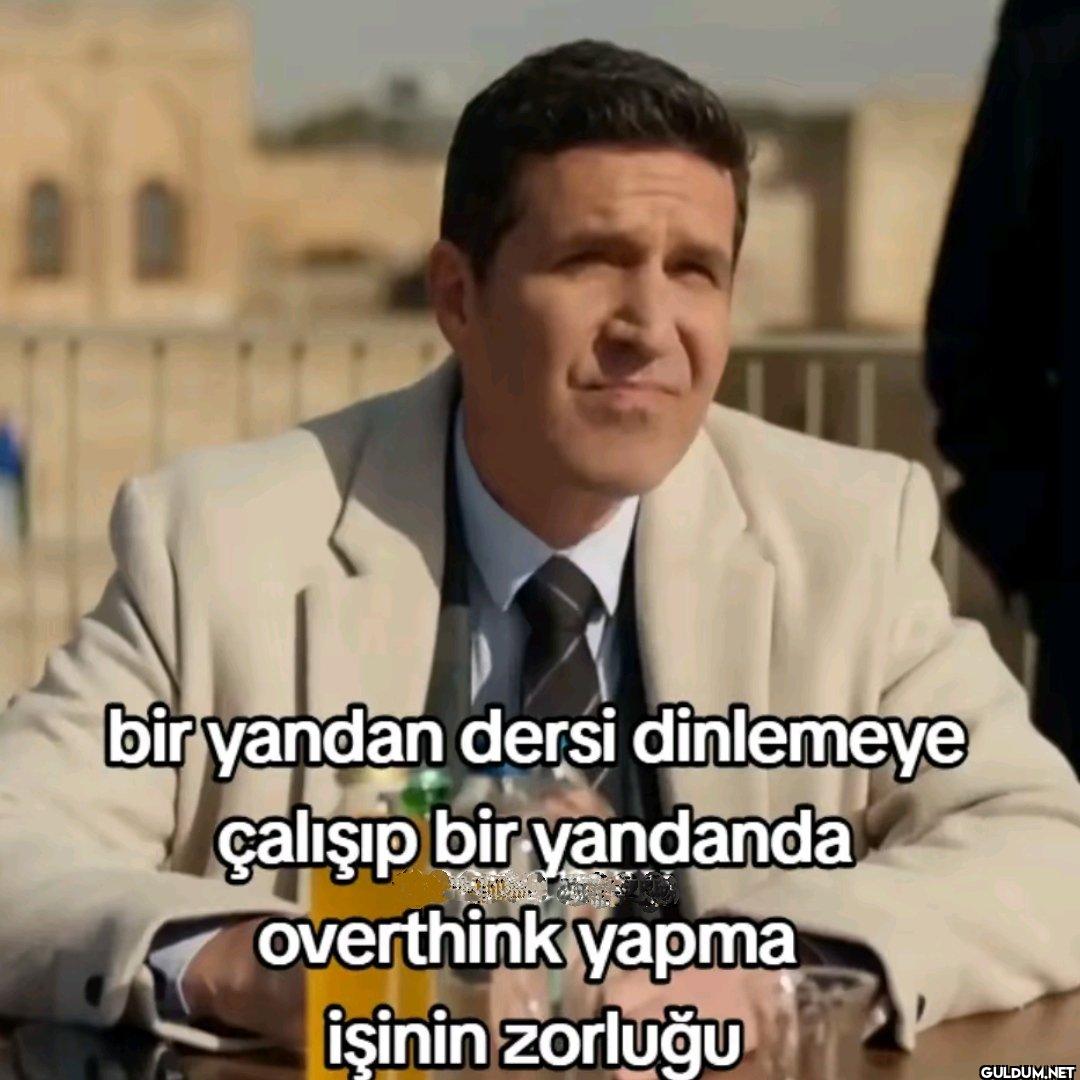 bir yandan dersi dinlemeye...