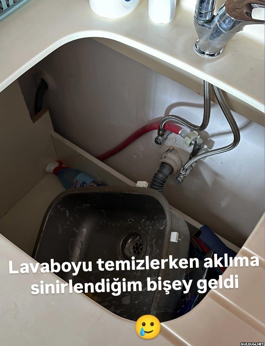 50 Lavaboyu temizlerken...