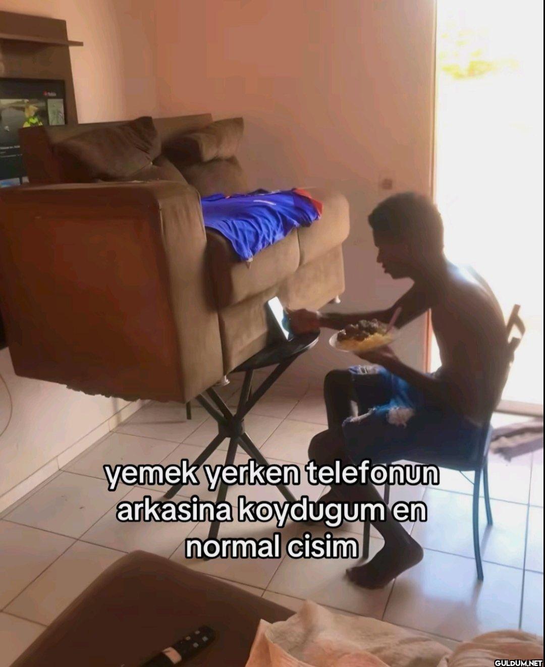 yemek yerken telefonun...