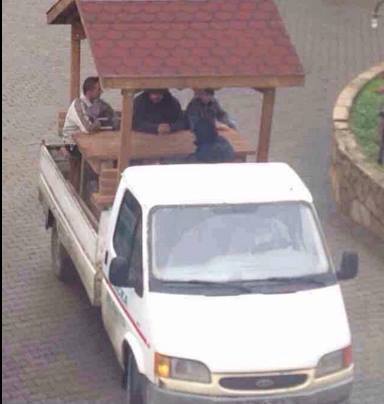 Kamyonet kasasında kamelya...
