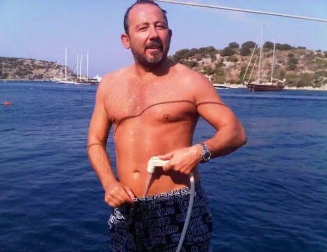 Sergen deniz sonrası duş.