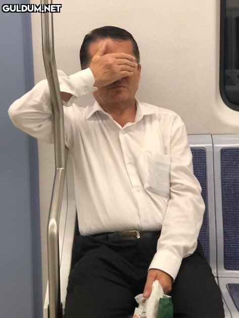 Metroda karşısındaki mini...
