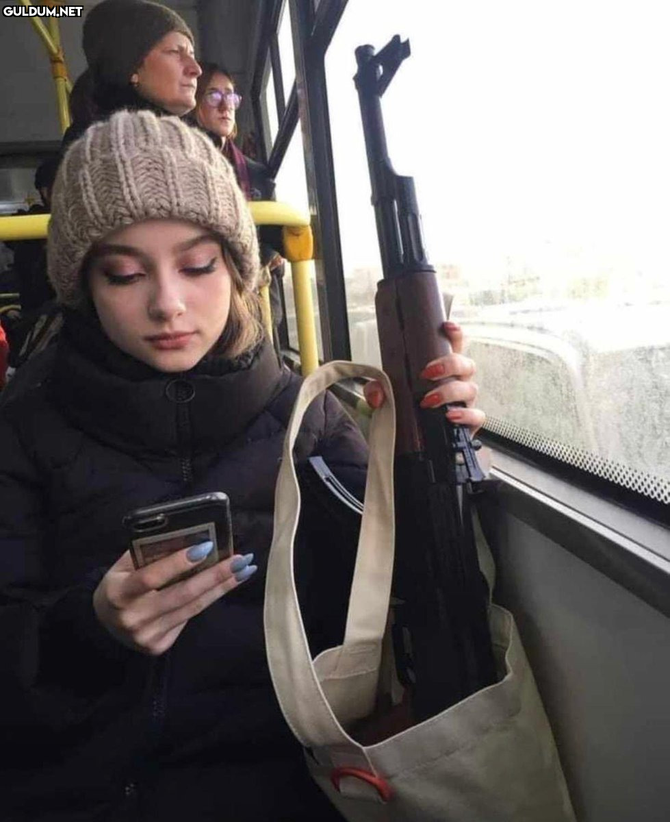 Şöyle bir hatun bize bakar...
