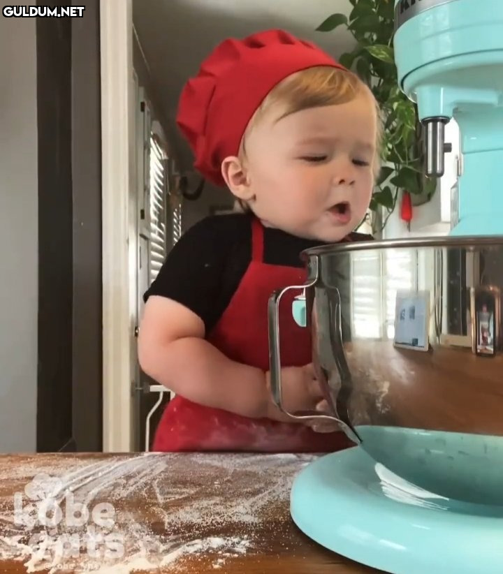 Ekmek yapan bebek chef.