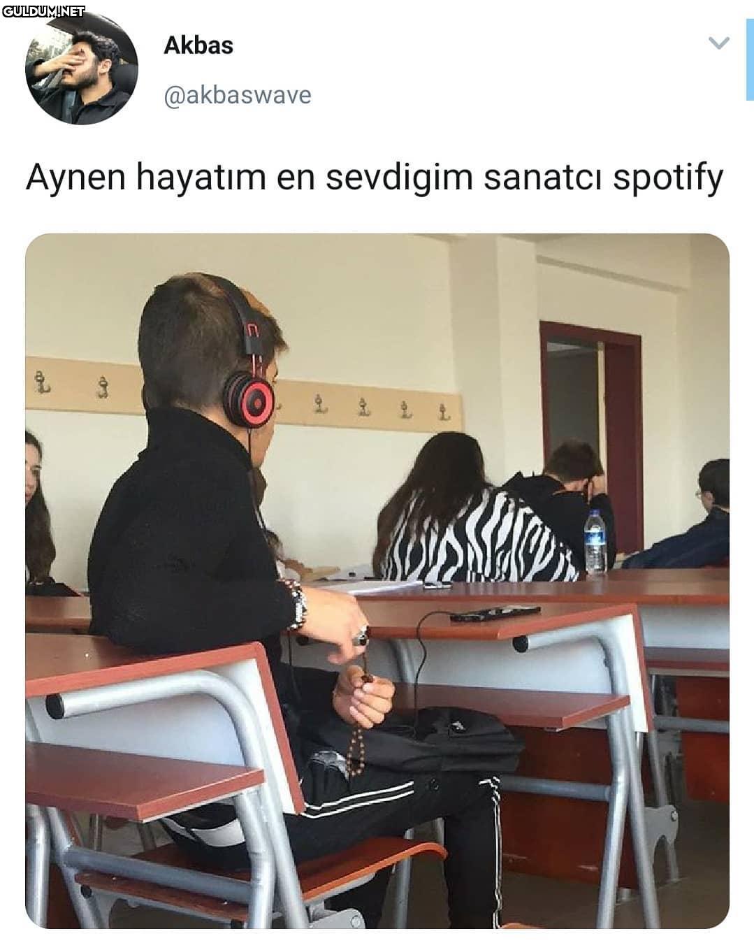 sizce ne dinliyor? Akbas...