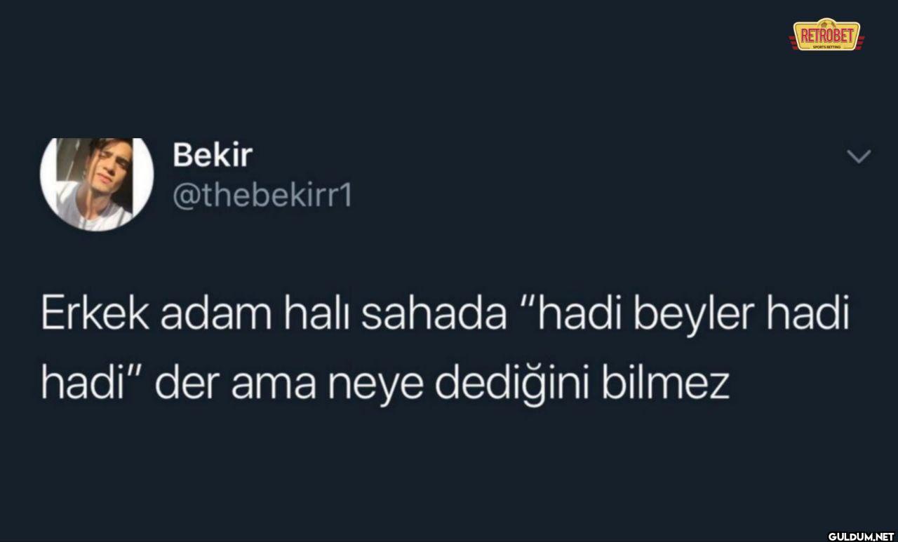 Erkek adam halı sahada...