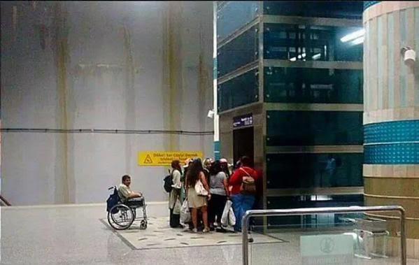 Engelli asansörü sırası