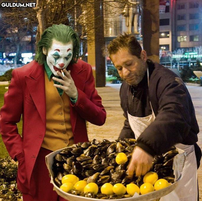 Joker (sigarayı çeker ve...