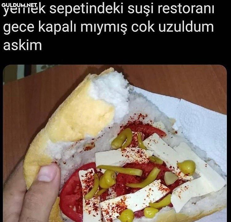 yemek sepetindeki suşi...