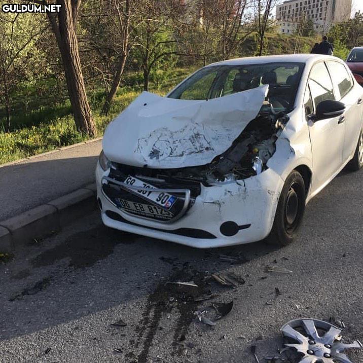 arabaya biri vurup kaçmış...