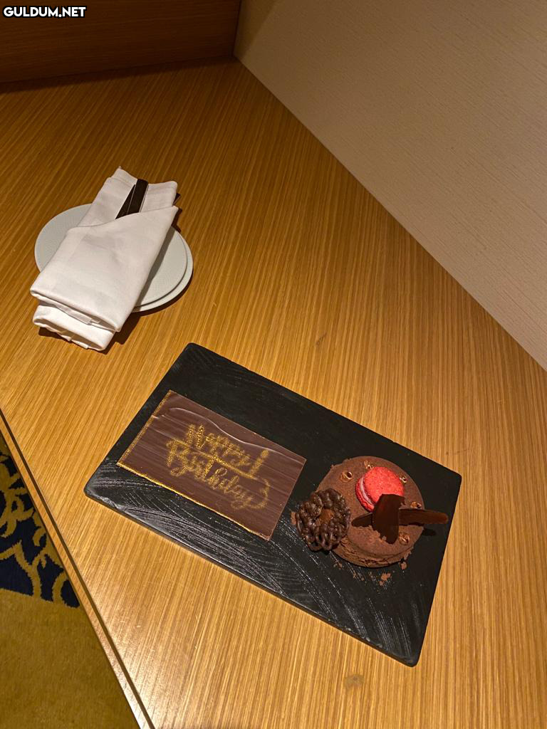 Bir otel odasında tek...