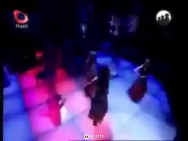 Flash TV dansçılarının Titanik ile olan ilişkisine gönderme yapan bir mizah.