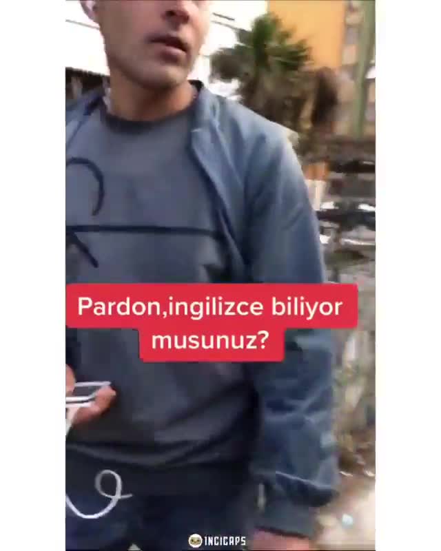 Yazar, birine yaptığı espriyle çok güldüğünü ifade ediyor.