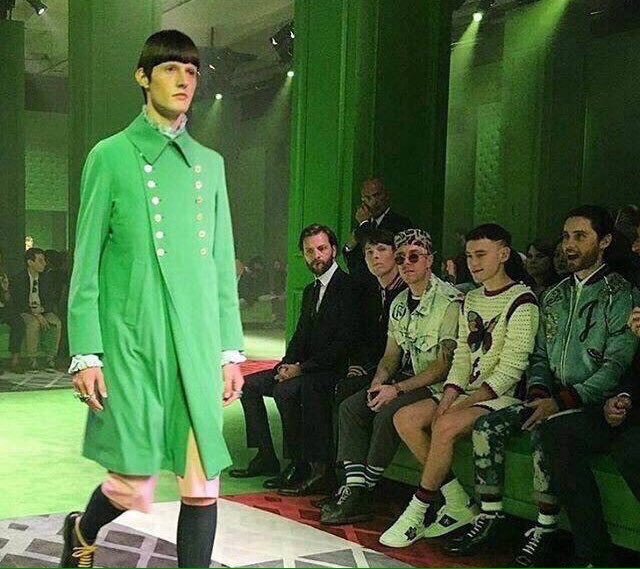 Jared leto beğendiğini alır.