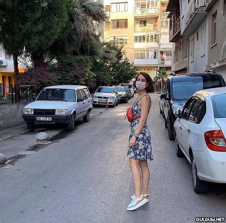 Bir kadın, giydiği şık...