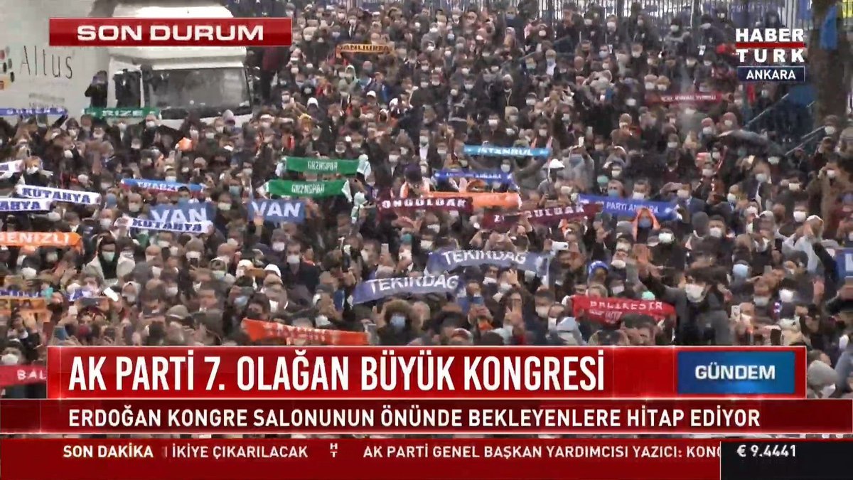 bir kaç tane maske takan...