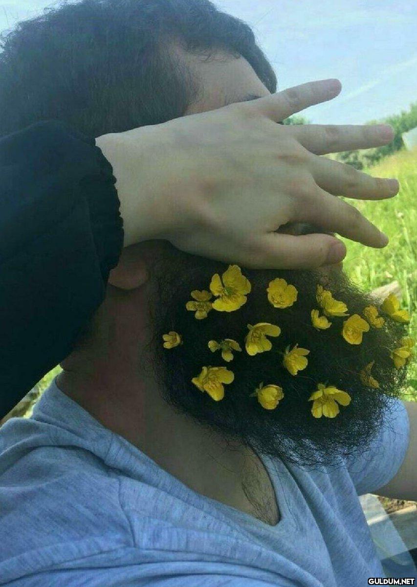 Bu ne yaaa    Sakallarına...