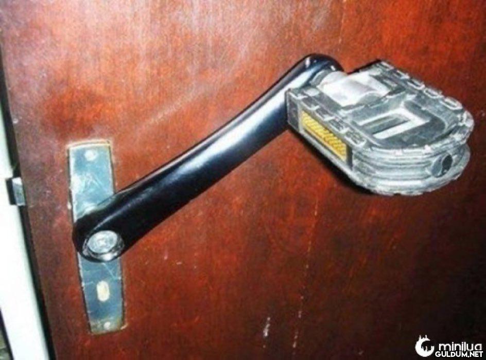 Bisiklete pedalı kapı kolu...