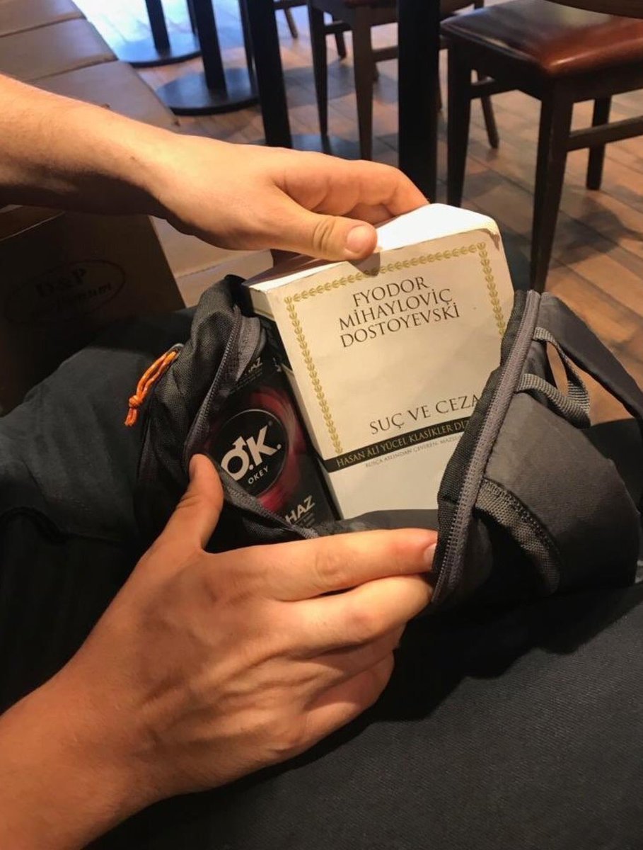 Kitap okumaya olan...