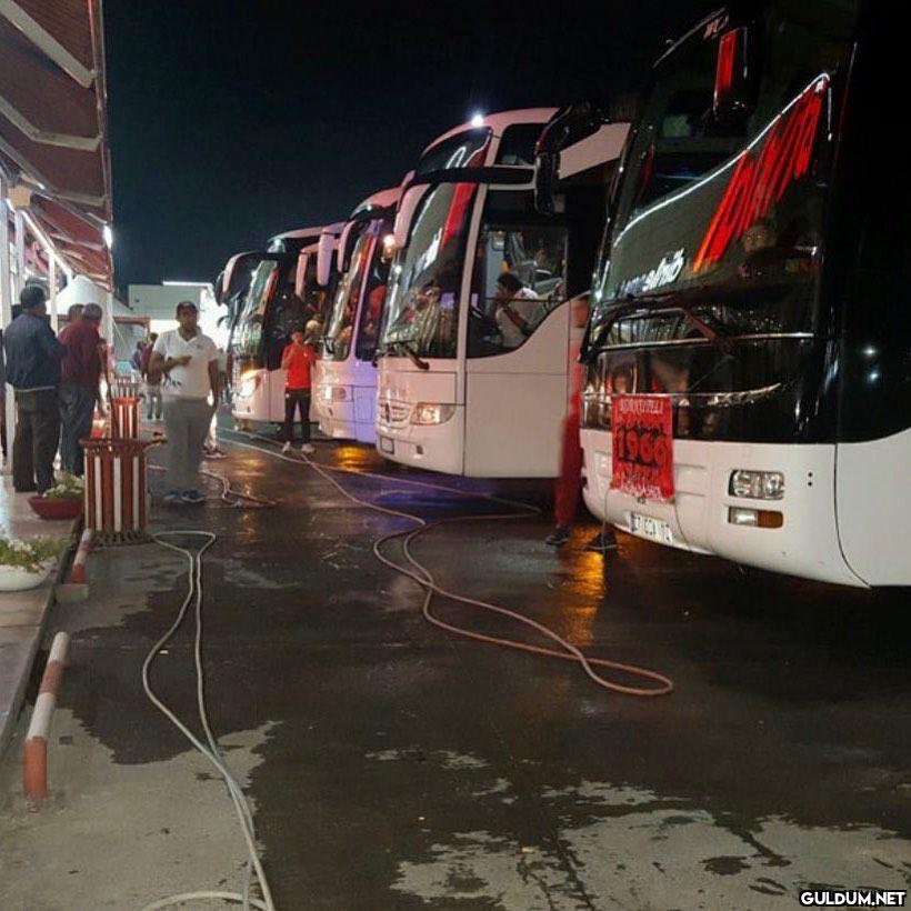 Şurada sigara ve kötü çay...