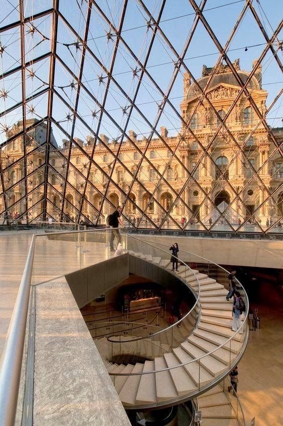 Louvre Müzesi'nin Paris'te...