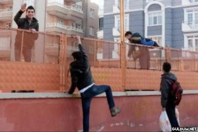 Eskiden dersten kaçış /...