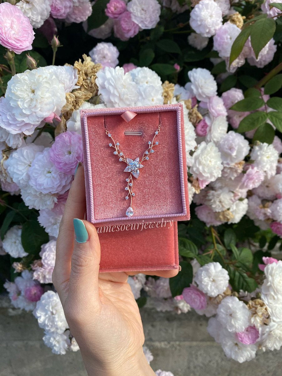 Swarovski markasına ait...