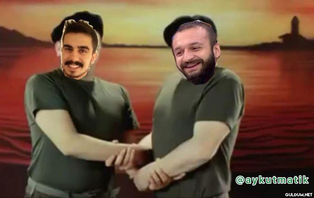 Birlikte Böyle Poz Vermek...