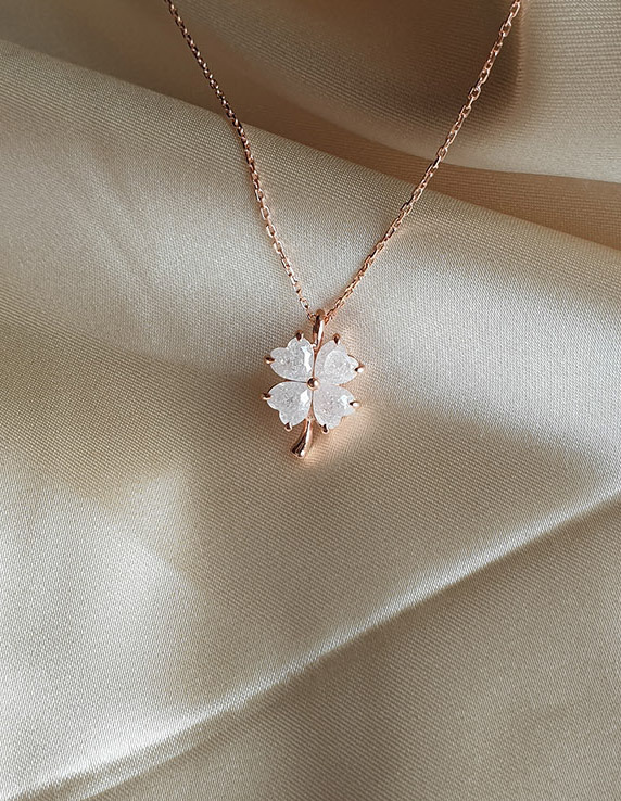 White Four Leaf Clover🤍    Kaynak