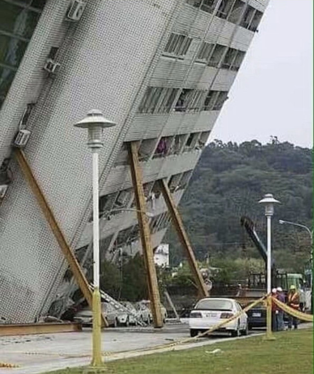 yıkılan binayı tutan...