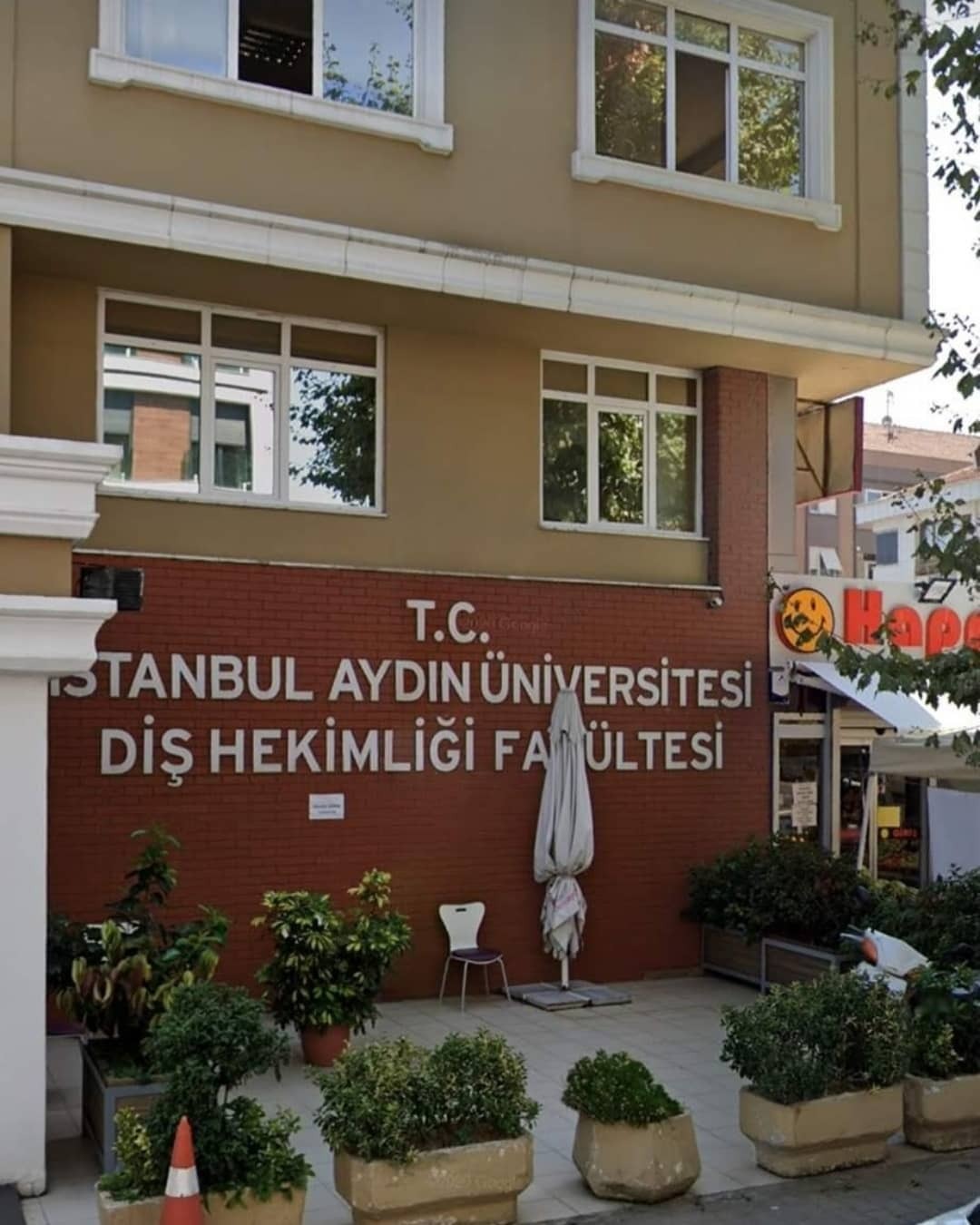 Yanında da Happy Center...